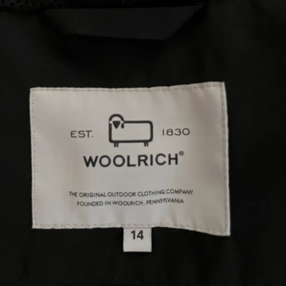 Säljer en woolrich windbreaker jacka som är i toppen skick. Den har storleken 14. Nypriset är 3800kr.  Kontakta gärna vid frågor😁. Jackor.