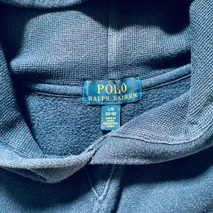 Polo Ralph Lauren hoodie marinblå - Säljer en mycket fin hoodie från Ralph Lauren då den är för liten för mig,Skick 8/10 inga hål eller missfärgningar!