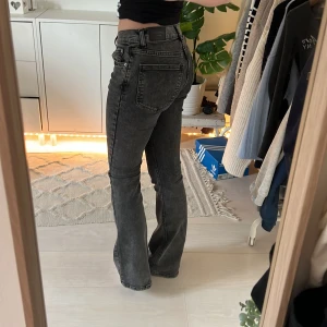 Bootcut jeans - Mörkgråa Bootcut jeans! Super sköna och jätte bra skick!🩷Nypris 499kr. Innerbenslängd: 76cm, midja: 35cm rakt över