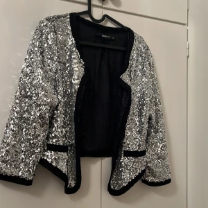 Paljettkofta - Paljettkofta i silver helt ny.