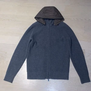 Massimo dutti cardigan - Tja, säljer denna feta massimo dutti cardigan, storlek M. 9,5/10 använd fåtal gåner. Passar någon som är ca 180-185. Denna jacka Säljs inte längre. Pris kan eventuellt sänkas vid snabbare affär.   Skriv vid frågor😁🤝