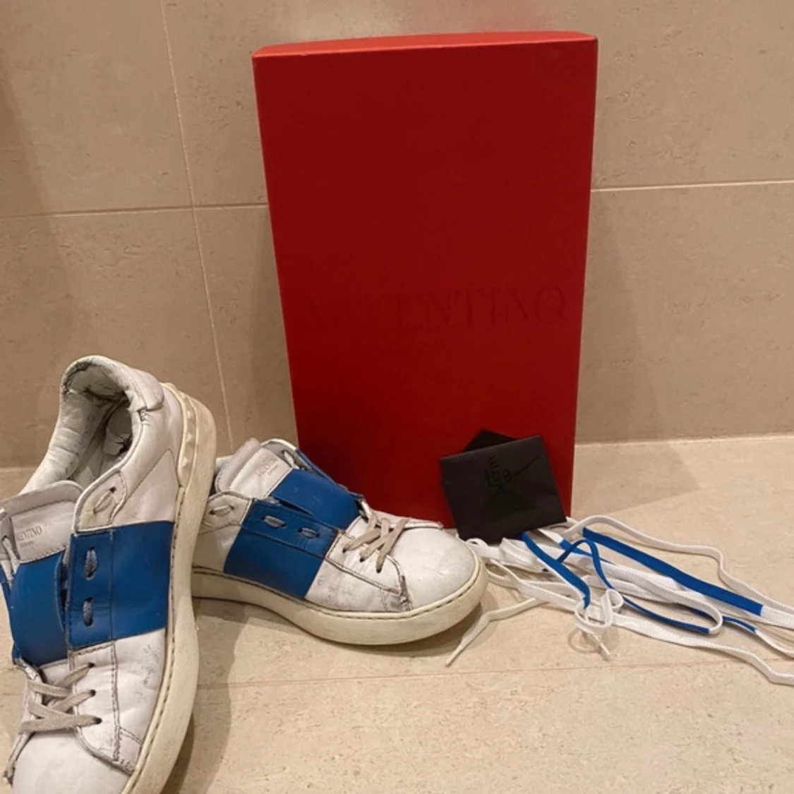 Valentinos skor blåa  - 91