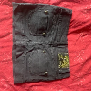 Svart miniskirt  - En jätte fin miniskirt med guld knappar.