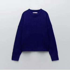 Säljer denna snygga mörkblå stickade tröjan från Zara då den tyvärr inte kommer till användning🫶🏼