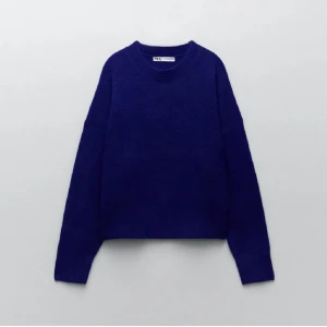 Stickad tröja - Säljer denna snygga mörkblå stickade tröjan från Zara då den tyvärr inte kommer till användning💙