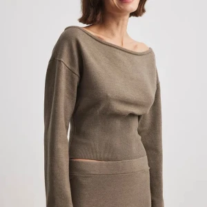 Boatneck tröja NAKD - Brun tröja med boatneck krage från NAKD. Aldrig använd, prislapparna är kvar.