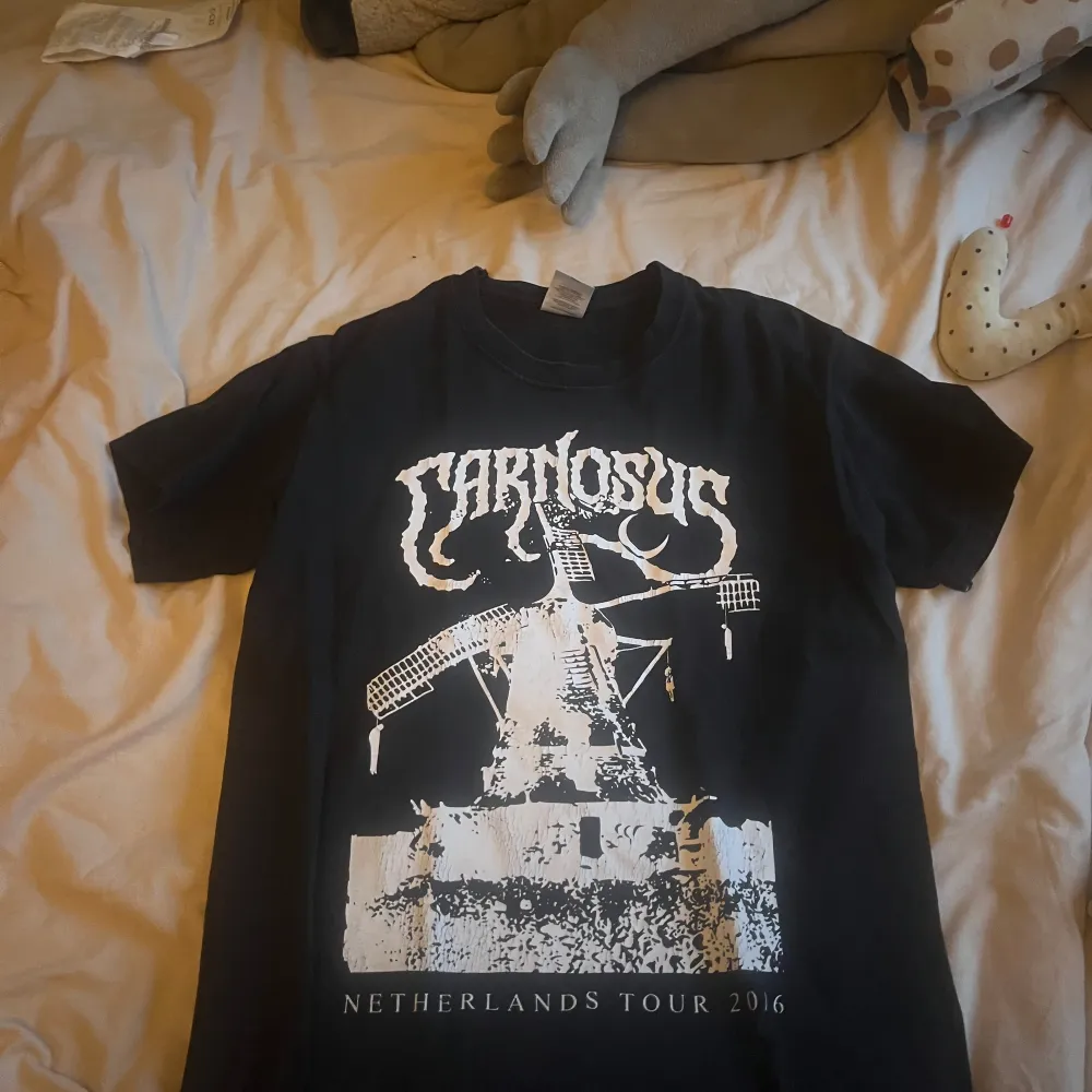 En väldigt cool tröja med ett metallrockband på framsidan. T-shirts.