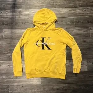 Fin Calvin Klein hoodie som använts upp till 5 gånger. Ganska tunn.
