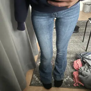 Lågmidjade bootcut jeans , ganska stretchiga ifrån bubblerooms gamla märke