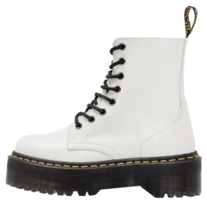 Nya Dr Martens platform Jadon vita - Säljer mina oanvända vita Dr Martens Jason platform, kommer med sin original-låda. Storlek 36. 2.395kr nypris hos Zalando