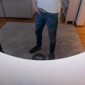 Ett par jeans ärvda från farsan men för små nu ny pris 1600 skick 9/10 