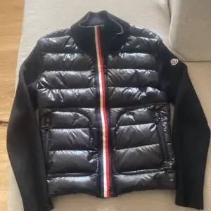 Säljer min sons Moncler Dist som är i otroligt bra skick då har han köpt en annan modell Moncler.