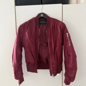 Vinröd bomberjacka  - Vinröd bomberjacka i storlek 32 Helt ny! 100kr ❤️