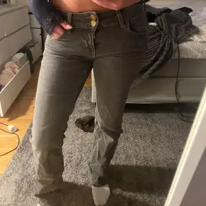 gråa jeans från h&m i storlek 34