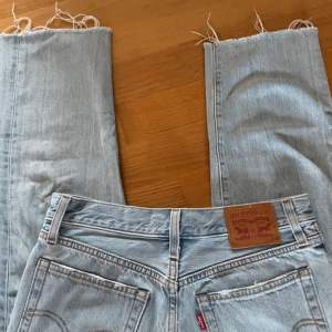 Raka Levis jeans i storlek 26 - skulle säga att de är i xs