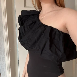 Body med volang! - Utan anmärkningar!