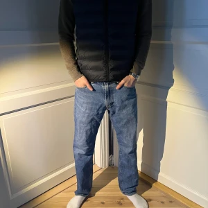 Levi’s Jeans 501 - Snygga jeans som passar perfekt till våren och sommarn. Skick 7/10. Jag är 177 cm lång. Hör gärna av er vid fler frågor. 