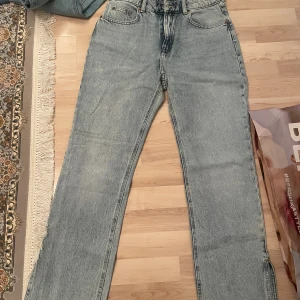 Jeans med slits  - Oanvänd med prislapp stl 40, liten i storleken.