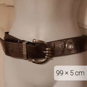 Brett skärp i guldfärg - Använt i Ok skick.