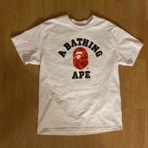 Bape tee tshirt - Bape Color Calo College Tee. Storlek S Skick 10/10 använd 1 gång.   Pris går att diskuteras👍