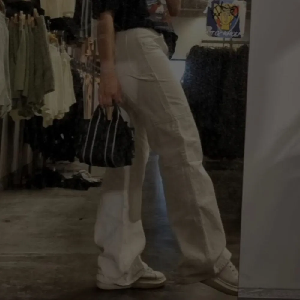 Off-white jeans cargo byxor med fickor vid sidorna . Jeans & Byxor.