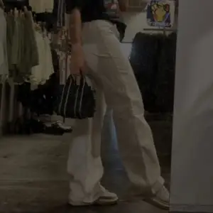 Off-white jeans cargo byxor med fickor vid sidorna 
