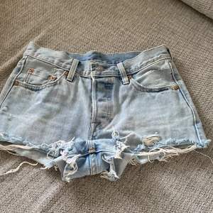 Levis shorts  - Säljer mina Levis shorts då de inte kommer till användning!  Fråga gärna om mer bilder om det skulle vara så!💗 