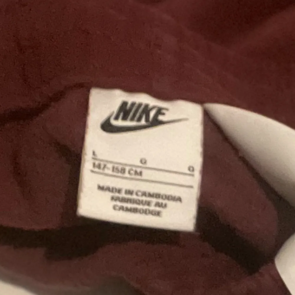 Vinröda mjukis byxor ifrån Nike  Stl 147- 158 ♥️  ————————————————— mer bilder kan skickas vid intresse. Tvättar alltid en sista gång innan jag skickar!🤍📦. Jeans & Byxor.