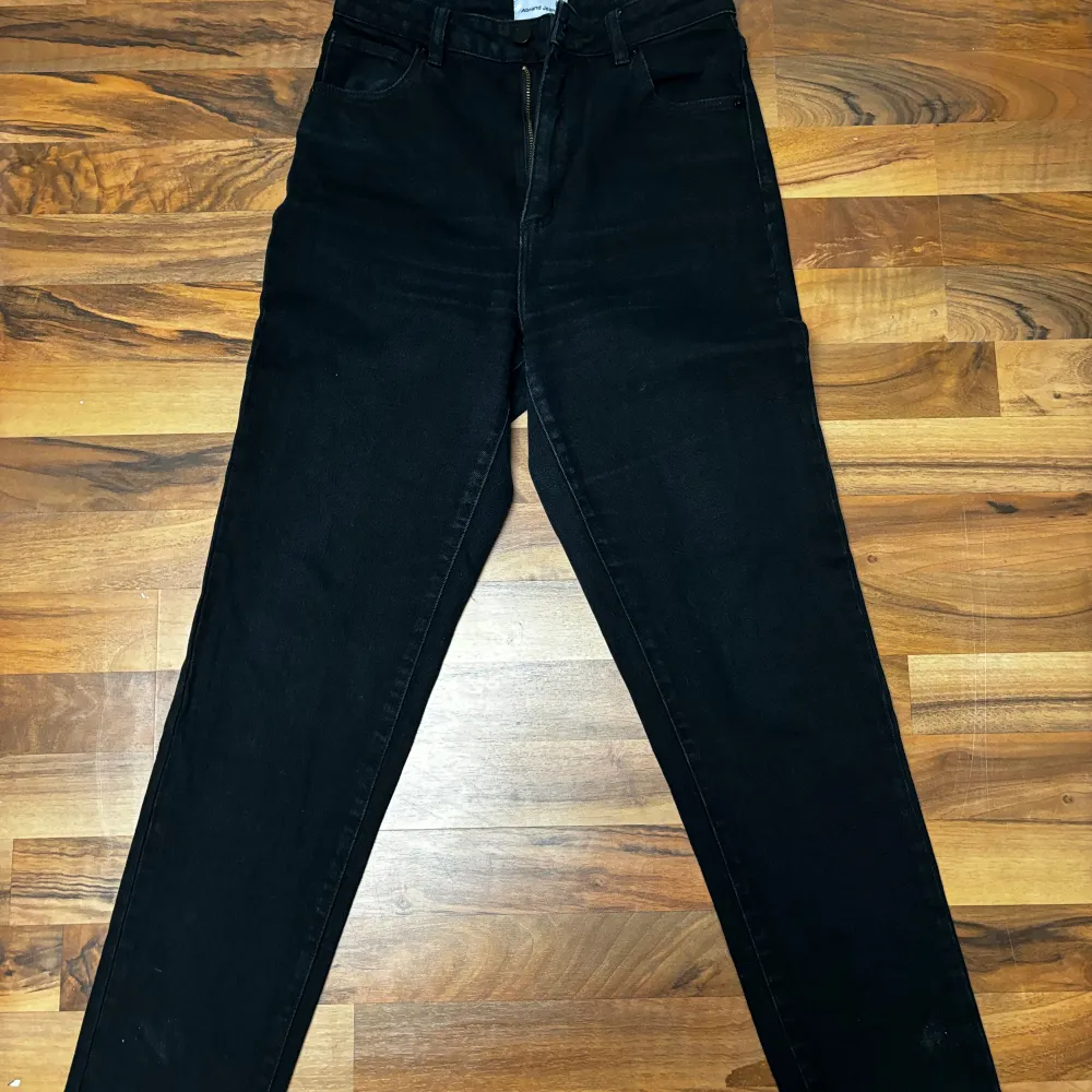 Svarta momjeans från Abrand jeans använda fåtal gånger . Jeans & Byxor.