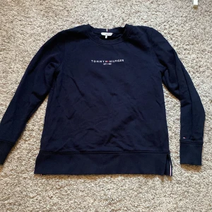 Tommy Hilfiger tröja - Tröja från Tommy Hilfiger i storlek M. Ny skick använd en gång. Har du nån fråga? Tveka inte på att kontakta mig!❤️❤️