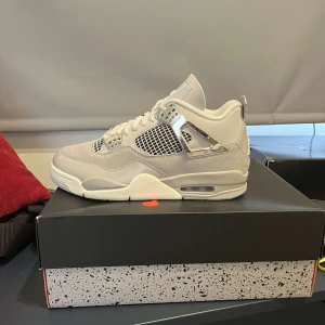 Jordan 4 frozen moments - Storlek 42 DS(oanvända) kan mötas Stockholm eller fraktas. Order bekräftelse från SNKRS
