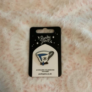 Pin - Säljer min pin som köpts från kawaii affären i Göteborg. 💗