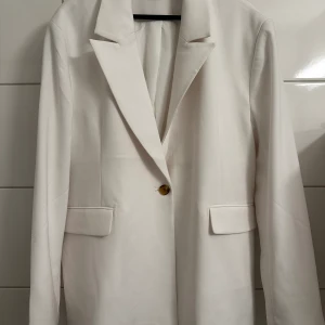 Vit kavaj/blazer - Köpt på Gina Tricot i somras, använd en gång. Storlek XL.