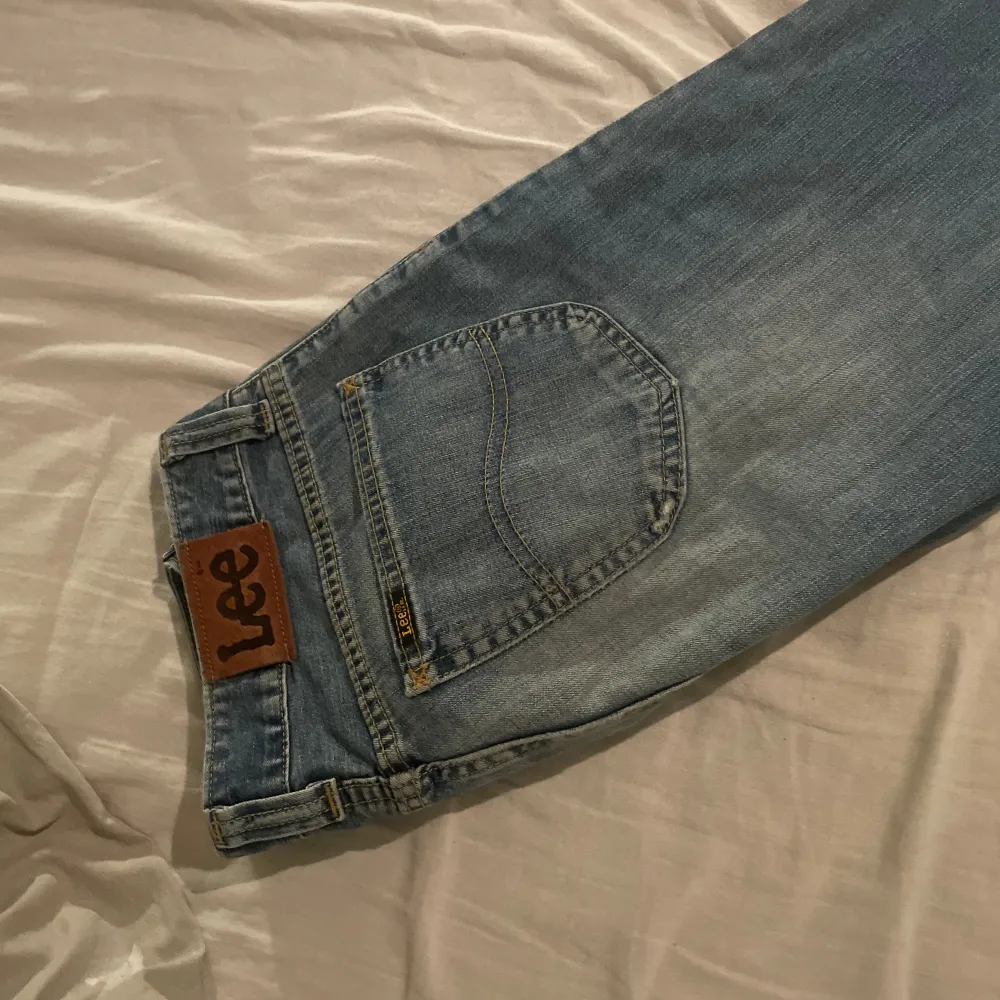 Lee jeans i bra skick, de är lågmidjade bootcut. Jättefina men tyvärr för små! Storleken är 30-15 men motsvarar stl.M💕. Jeans & Byxor.