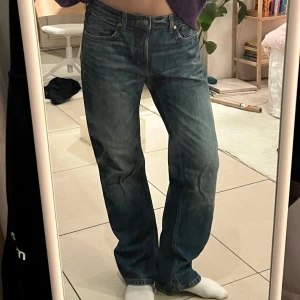 Jeans Weekday - Perfekta basic jeans från Weekday, modell: ”Pin Mid Straight Jeans” stl W30/L32. Perfekt i längd på mig som är 170cm. Jättefint skick!