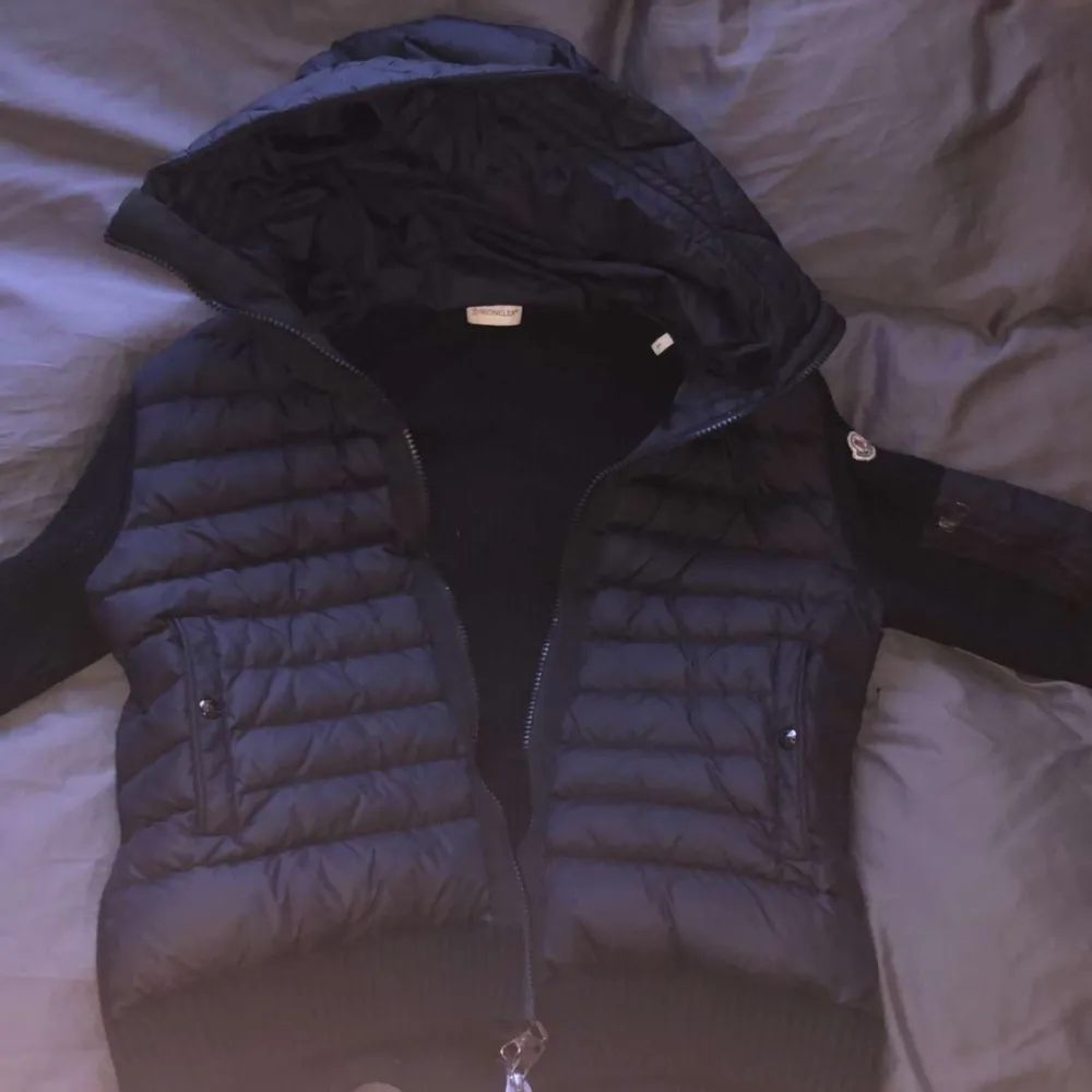 Tjena, hjälper nu min kompis att sälja sin Moncler Cardigan. Den är nästintill oanvänd alltså 9/10 skick. Jackan är i stl L men passar även M. . Jackor.