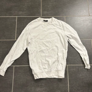 Vit hm sweatshirt  - Vanlig vit hm sweatshirt fint skick 
