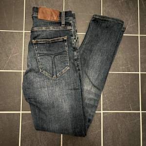 Ett par sjukt snygga Tiger of sweden jeans i storlek 30/34 i modellen Pistolero (slimfit). | Nypris 1699kr | Våratpris endast 500kr | Hör av dig vid frågor och funderingar!🔔