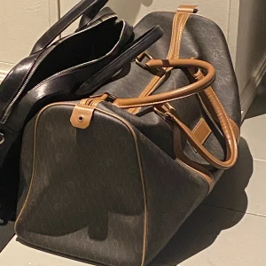 Christian Dior Monogram Weekender Bag - Monogram duffle bag från Dior perfekt till några dagars resa. Använd sparsamt och är i mycket bra använt skick bortsett två små flaws. (Bild i dm) Köpt av Hainendoshop för några år sedan men kommer inte till användning. 46x25x22 cm.