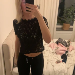 Spets topp zara - Svart spets topp ifrån zara i storlek L💕