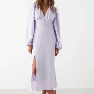 Klänning - Jättefin ljuslila klänning från ginatricot, perfekt inför sommaren. Endast använd vid ett tillfälle så i nyskick. Köparen står för frakten.