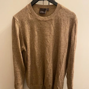 Oscar Jacobsson tröja  - Tja säljer nu denna feta Oscar Jacobsson tröja som jag inte längre använder. Gott skick och har inte riktigt kommit till användning. Storlek M . Hör av er vid övriga  frågor!