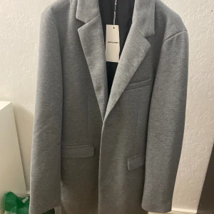 Jack and Jones rock - Hej jag säljer en rock i märket Jack and Jones. Rocken är helt ny och har fortfarande kvar lappen. Köpte den för 700 som man kan se och säljer den för halva priset helt nu för 350. Storleken är M. Hör av er om ni är intresserade! 