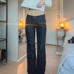 Mörkblå vintage Levi’s jeans köpta på Vinted. Bootcut och low/midrise. Strl 29. 💞 Midjemått 41 x 2 cm Innerbenslängd 77 cm (Lånade bilder)