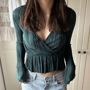 Grön plisserad topp💚 - Grön plisserad topp som är vringad