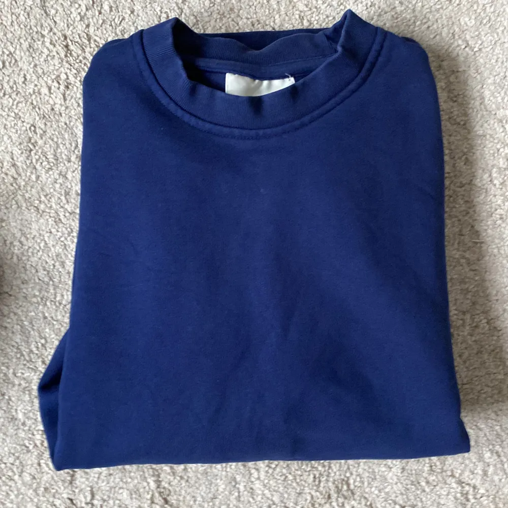 En fin mörkblå sweatshirt utan defekter, 9/10 skick . Hoodies.