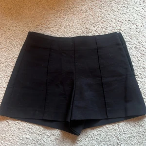 Zara kostymshorts - Supersnygga kostymshorts i lyxigt material. Inga defekter och aldrig använda! Sitter snyggt i bak☺️ nypris var ca 350 tror jag. Kan gå ner i pris vid snabb affär