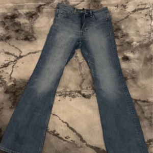 mid waist denimblåa jeans - säljer dom här då dom har blivit för stora, men är jätte bekväma och passar till allt! 