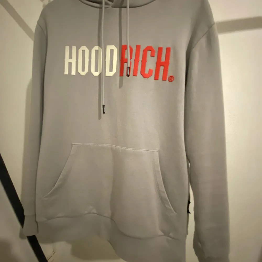 Hoodrich hoodie säljes pga jag bytt stil, säljes för 300:- + frakt den är i nyskick och sällsynt, endast ute efter att sälja.. Hoodies.