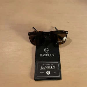 Ravello solglajor - Säljer nu mina helt nya ravello solglajor| de är i leopard mönster| passar alla ingen speciell storlek| allt og med följer| helt oanvända| köpt för 399 mitt pris 300